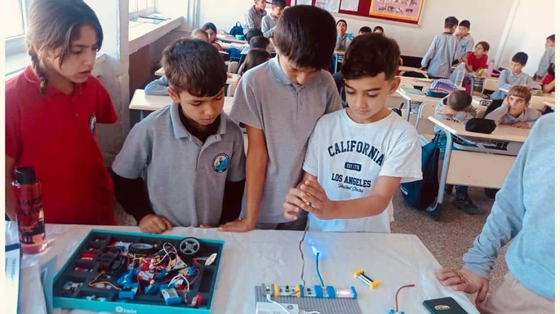 ÖĞRENCİLERİMİZ ROBOTİK KODLAMAYLA GELECEĞİ TASARLIYOR