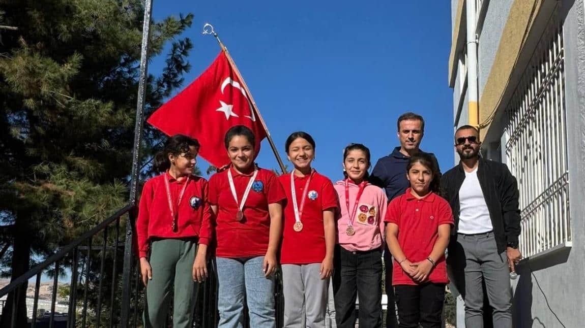 HENTBOLCU KIZLARIMIZDAN AMATÖR SPOR HAFTASI'NDA MADALYA GURURU